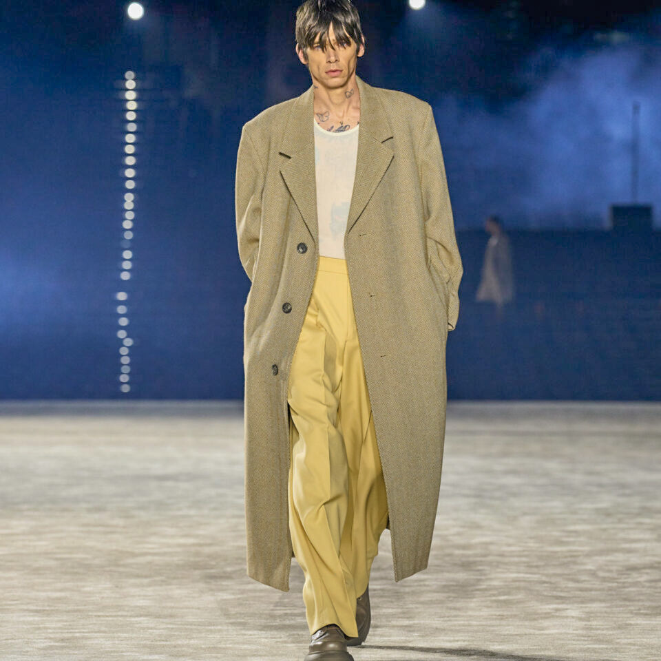 Homme avec manteau oversize Beige