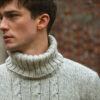 Jeune Homme avec un pull à col roulé