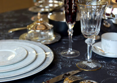 Assiette sertie de fourchettes cuillères et couteaux